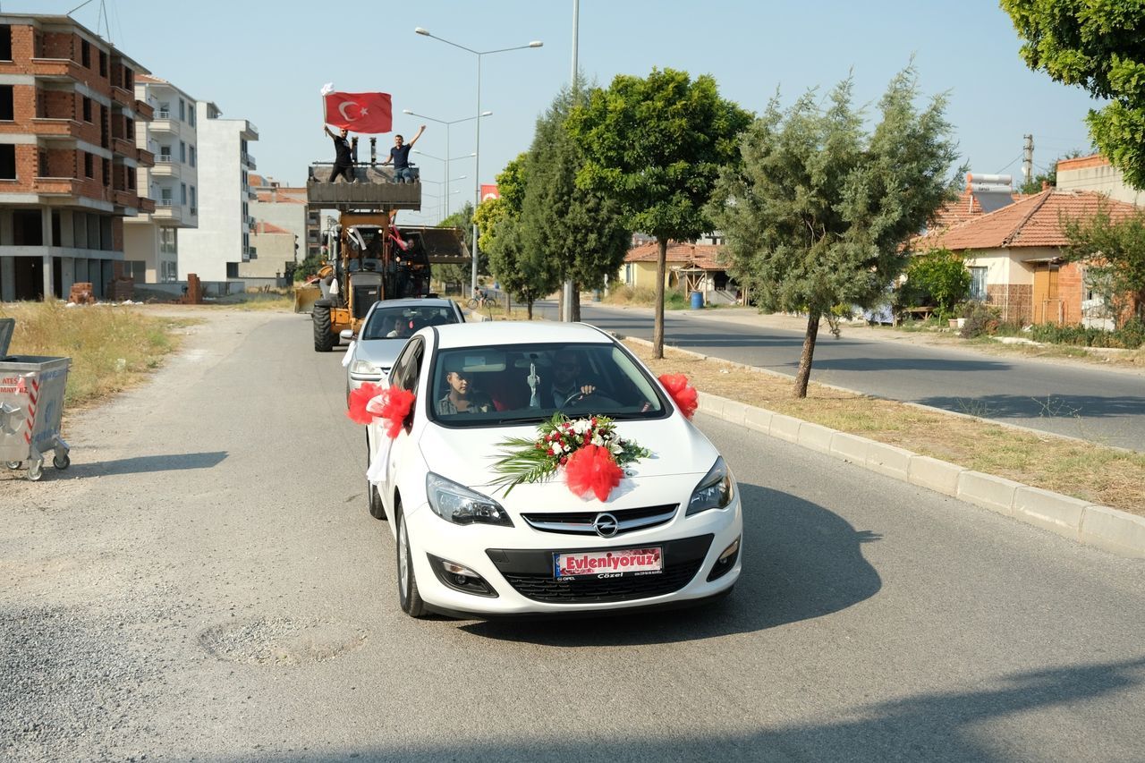 Böyle düğün konvoyu görülmedi! Damat, gelini 11 kepçe ile aldı 10