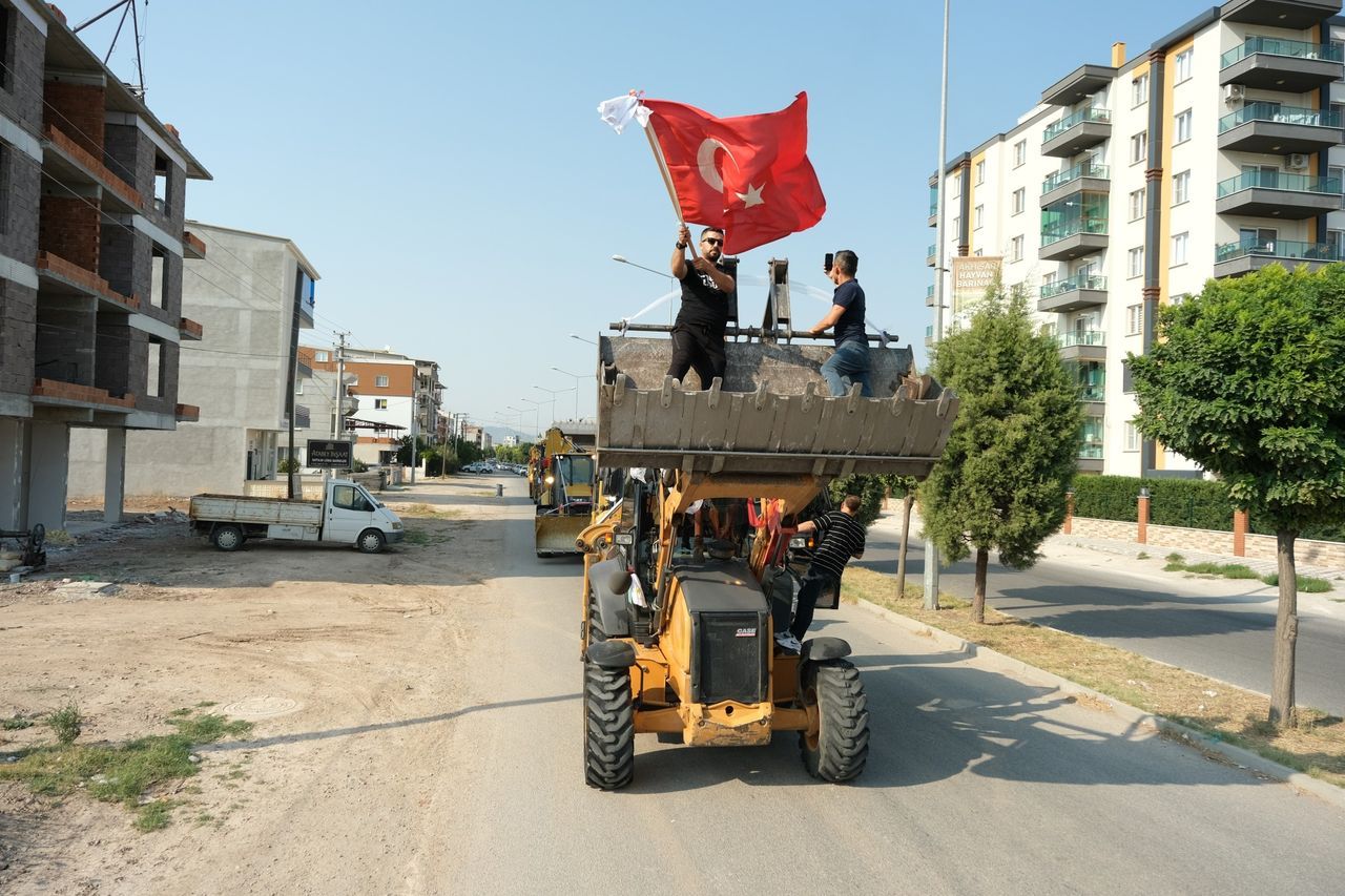 Böyle düğün konvoyu görülmedi! Damat, gelini 11 kepçe ile aldı 11