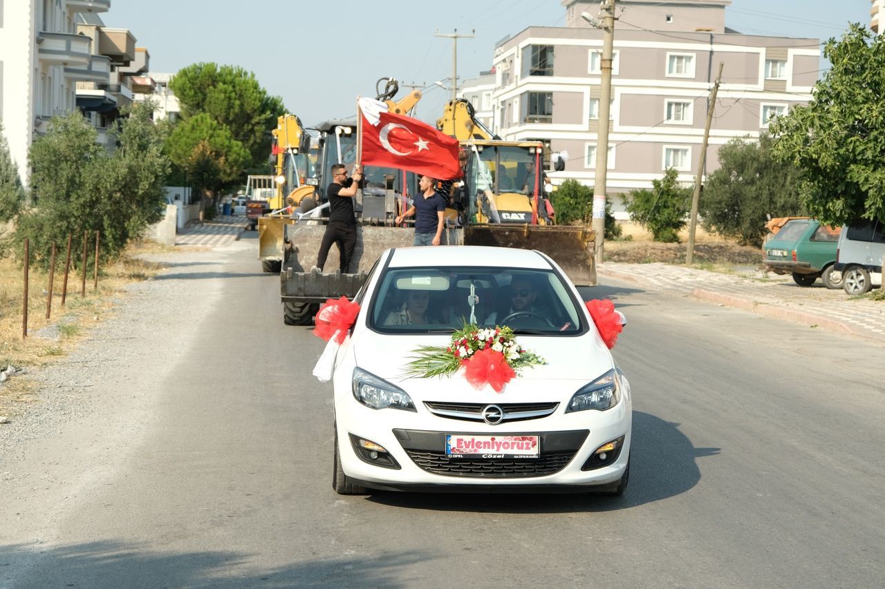 Böyle düğün konvoyu görülmedi! Damat, gelini 11 kepçe ile aldı 12