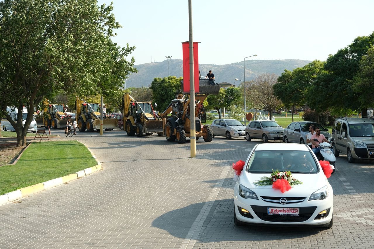 Böyle düğün konvoyu görülmedi! Damat, gelini 11 kepçe ile aldı 13