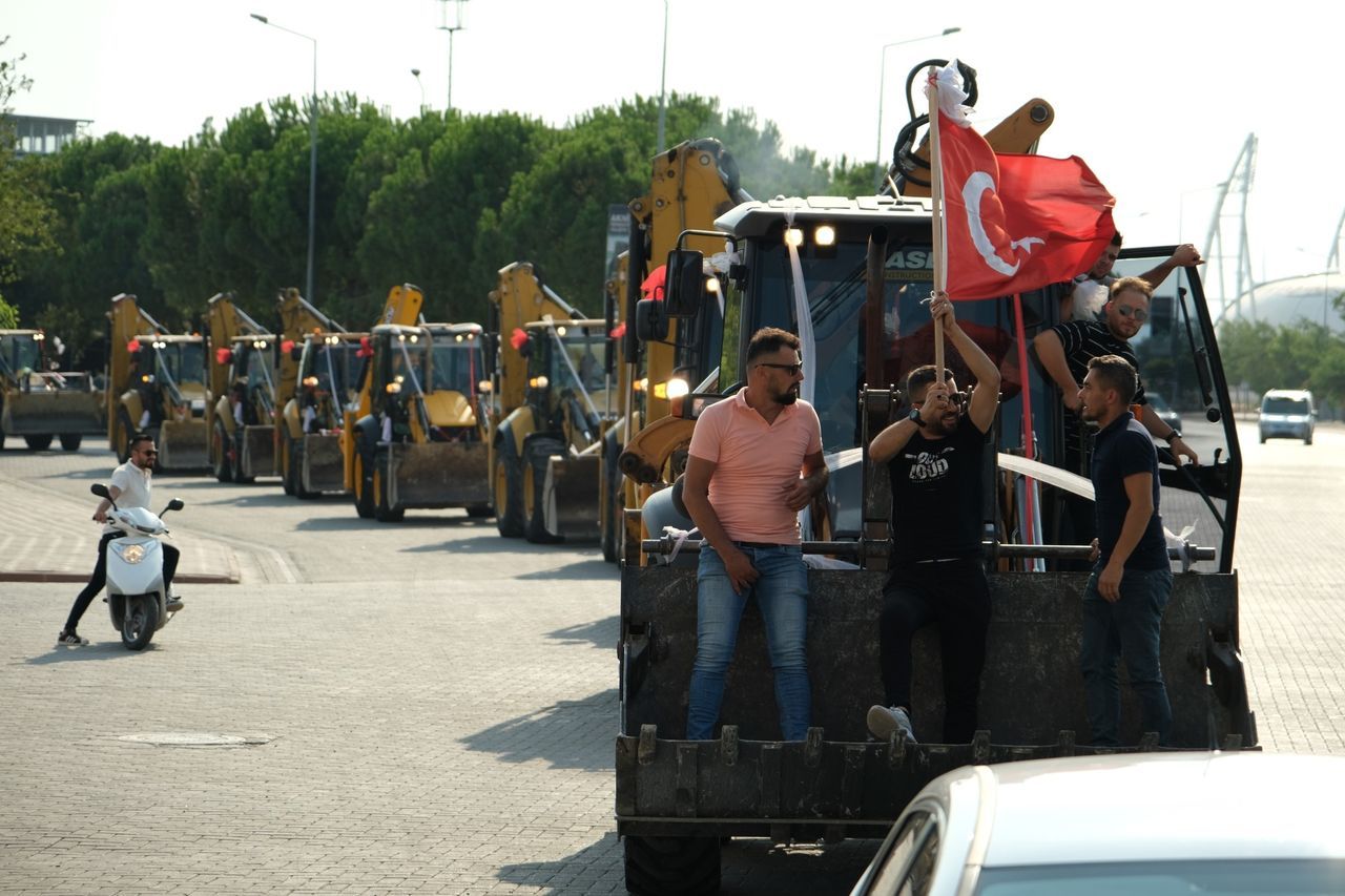 Böyle düğün konvoyu görülmedi! Damat, gelini 11 kepçe ile aldı 14