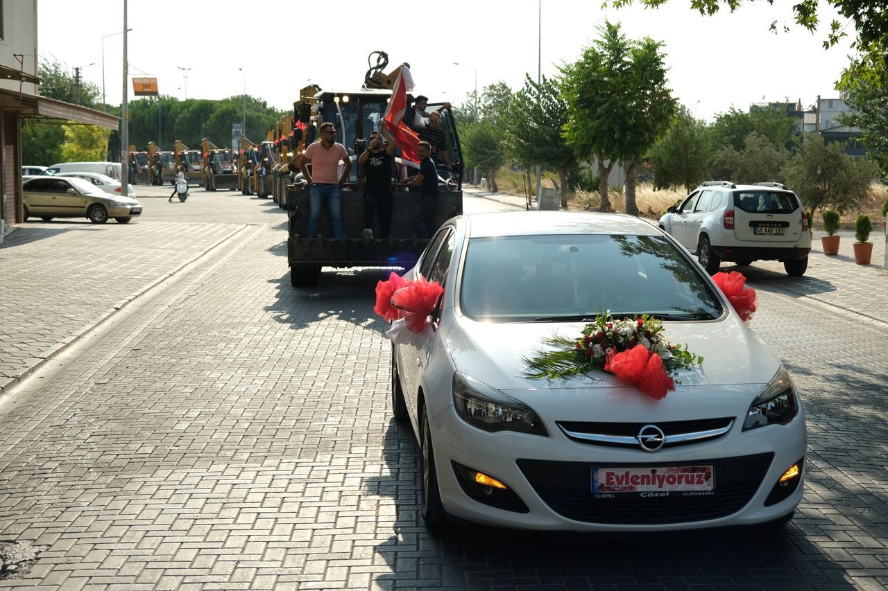 Böyle düğün konvoyu görülmedi! Damat, gelini 11 kepçe ile aldı 15