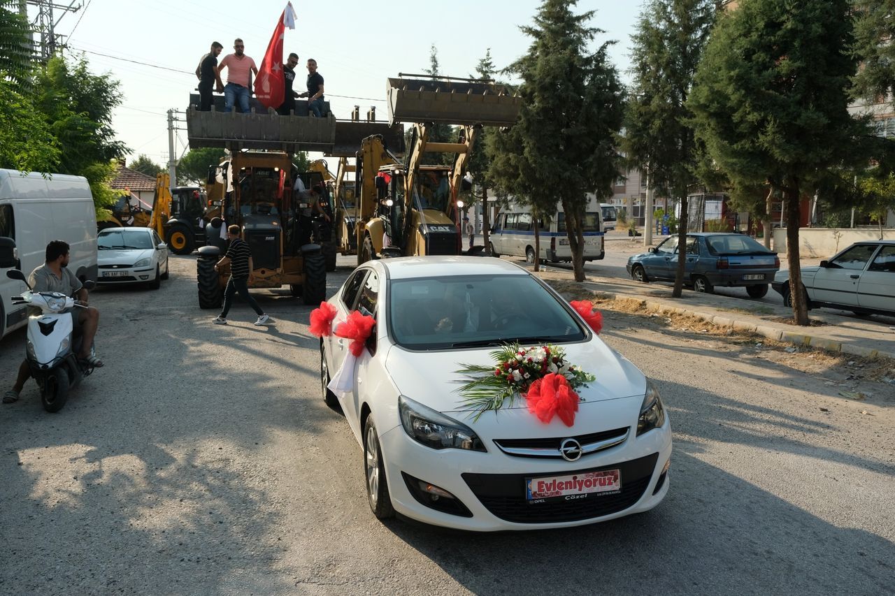 Böyle düğün konvoyu görülmedi! Damat, gelini 11 kepçe ile aldı 17