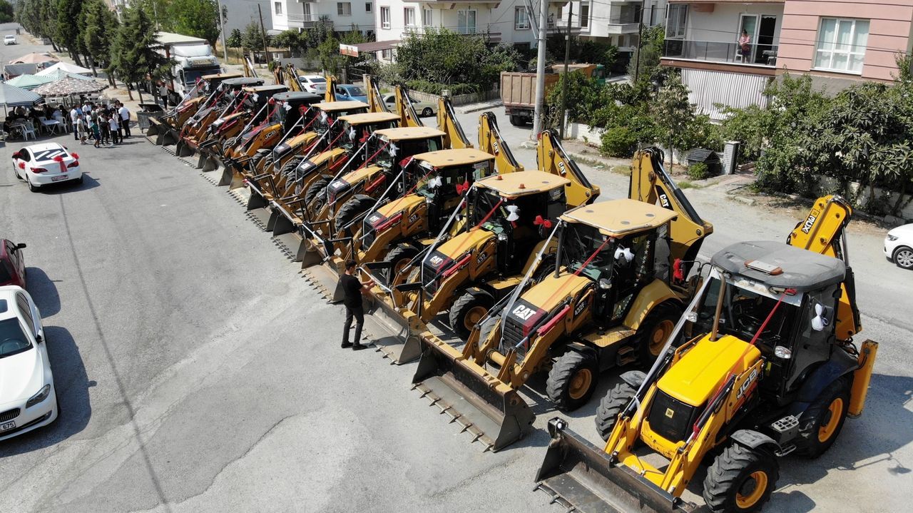 Böyle düğün konvoyu görülmedi! Damat, gelini 11 kepçe ile aldı 19