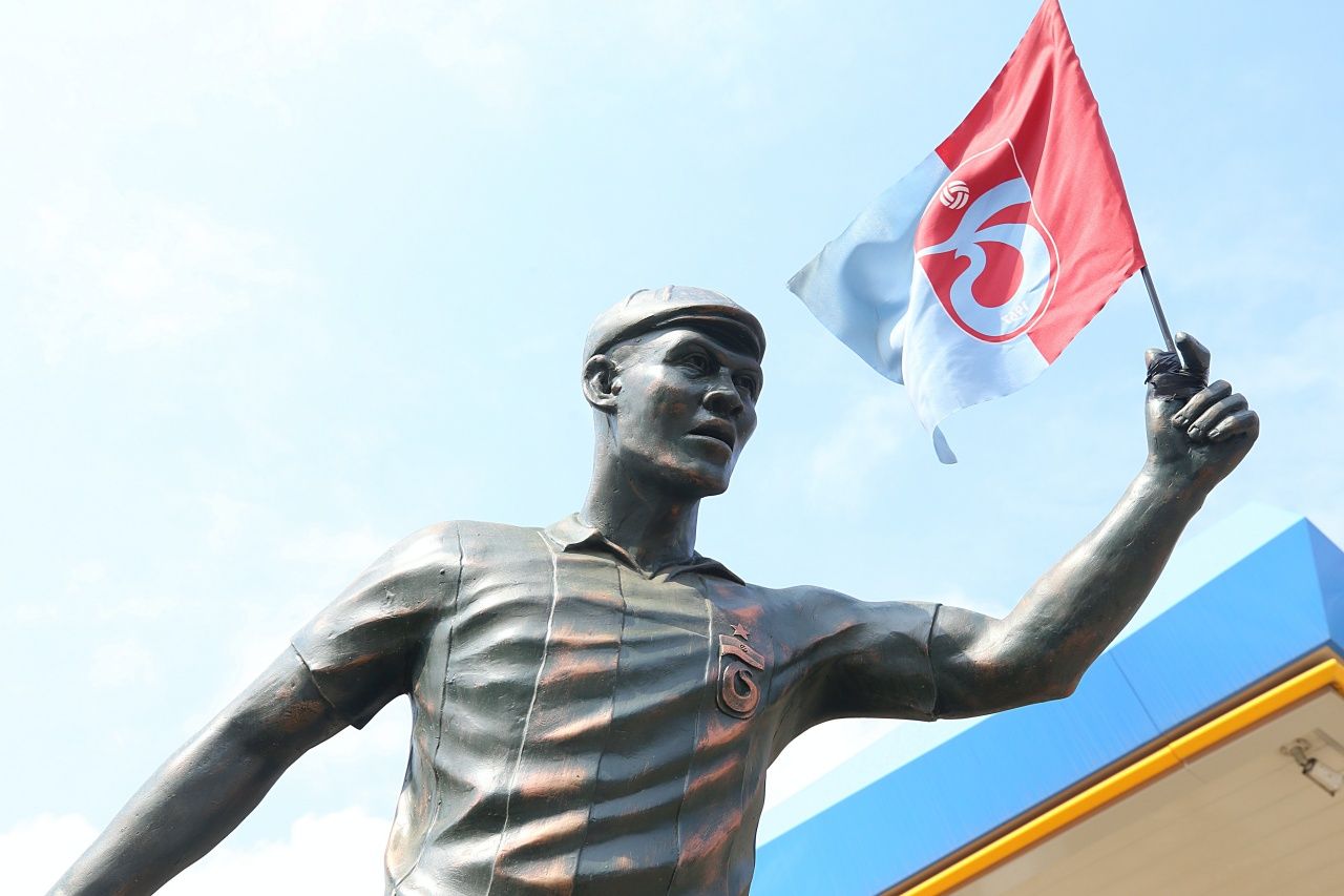 Trabzonsporlu taraftar, Anthony Nwakaeme'nin heykelini dikti 2