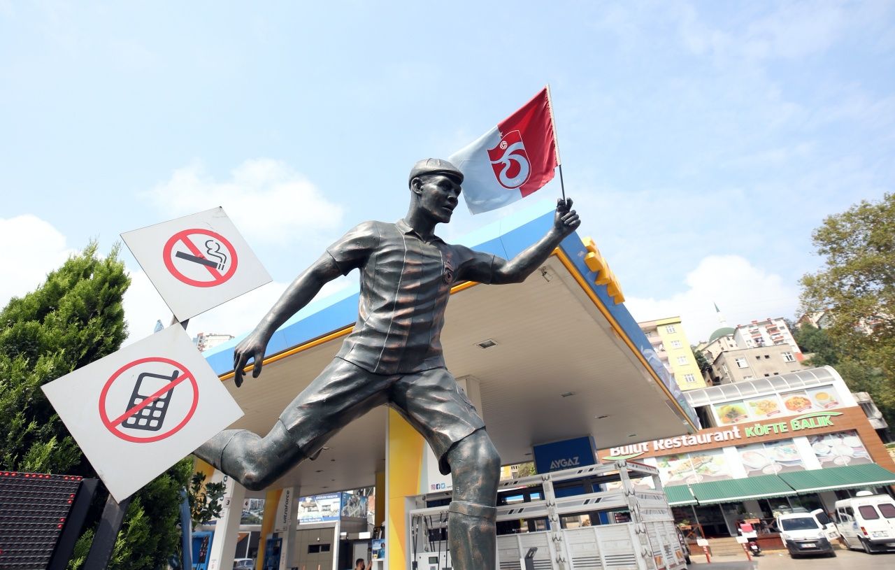Trabzonsporlu taraftar, Anthony Nwakaeme'nin heykelini dikti 4