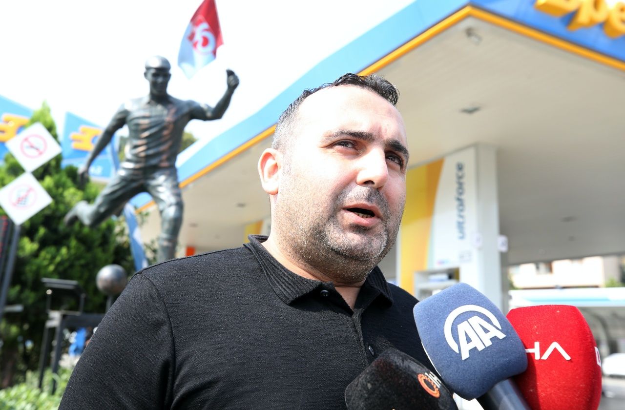 Trabzonsporlu taraftar, Anthony Nwakaeme'nin heykelini dikti 6