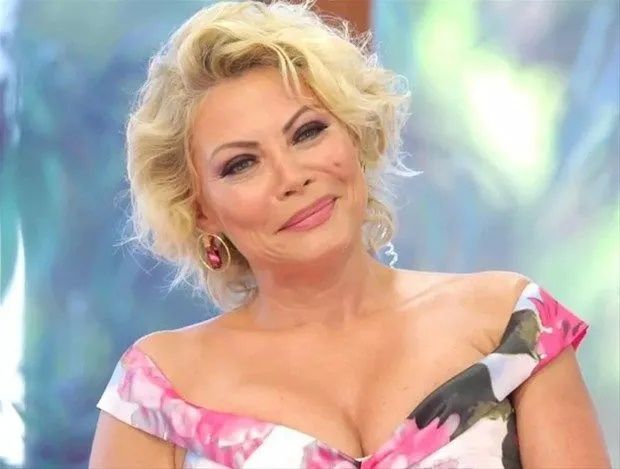 Seray Sever bu kez bikinisi ile şov yaptı! Yaşıtlarına taş çıkartıyor! 1