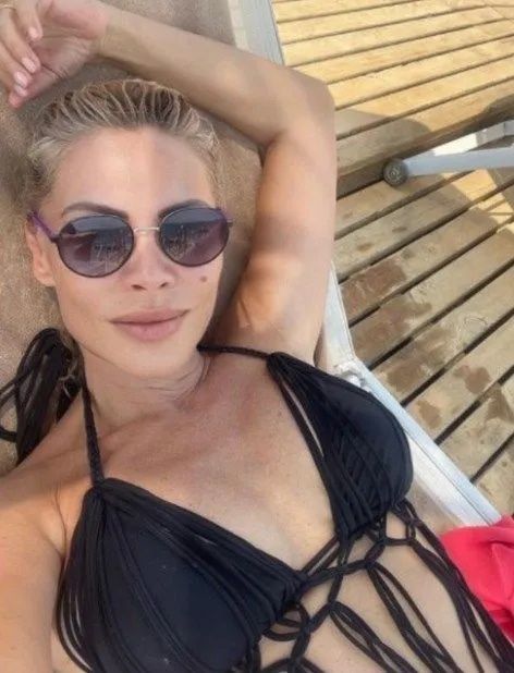 Seray Sever bu kez bikinisi ile şov yaptı! Yaşıtlarına taş çıkartıyor! 3