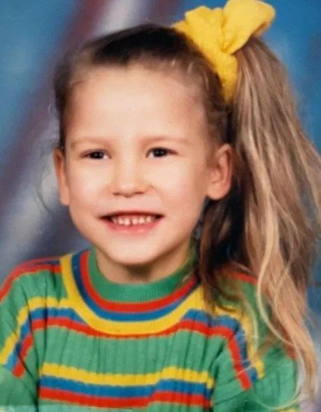 Serenay Sarıkaya çocukluk fotoğrafını paylaştı! Düştüğü not takipçilerini güldürdü! 4
