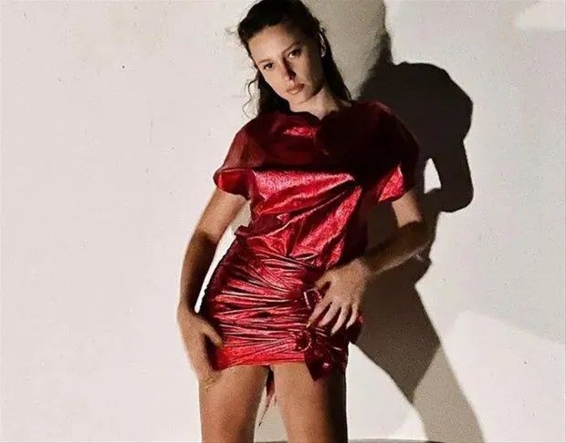 Serenay Sarıkaya çocukluk fotoğrafını paylaştı! Düştüğü not takipçilerini güldürdü! 5
