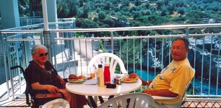 Ölen İngiliz turistin vasiyeti şoke etti: Servetini Türk çalışana bıraktı! 5