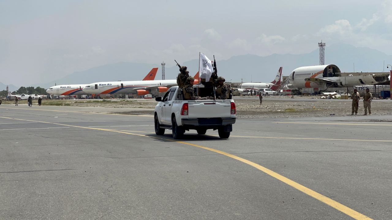 Kabil Havalimanı'nın kontrolü Taliban'a geçti 6