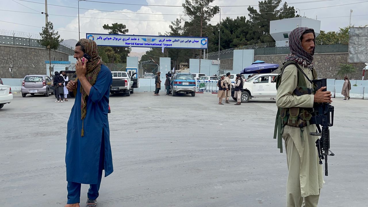 Kabil Havalimanı'nın kontrolü Taliban'a geçti 12