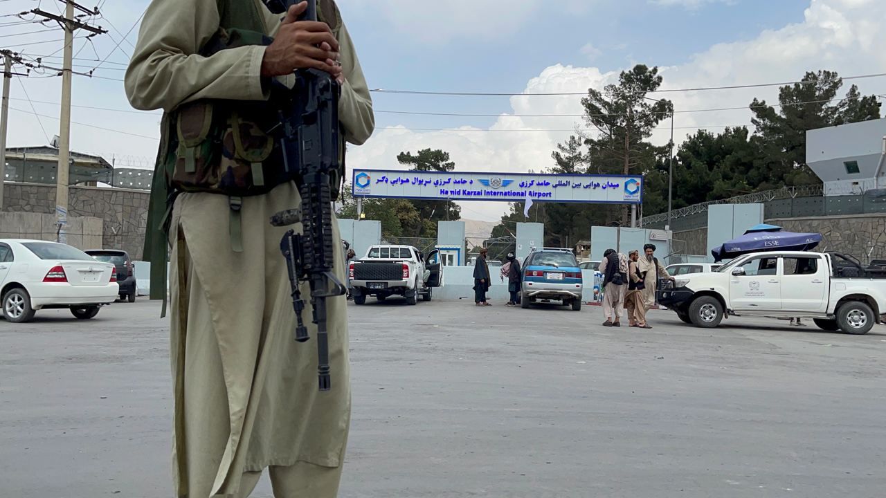 Kabil Havalimanı'nın kontrolü Taliban'a geçti 13