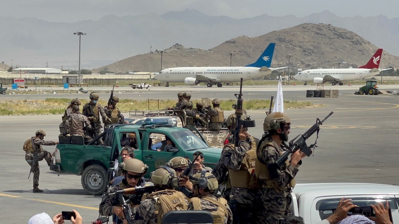 Kabil Havalimanı'nın kontrolü Taliban'a geçti 14
