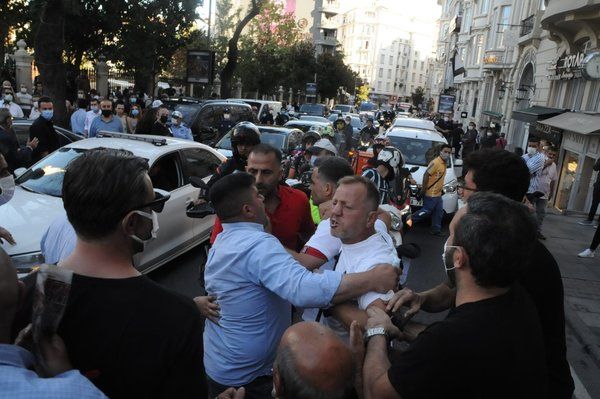 Büyük saygısızlık! Ferhan Şensoy'un cenaze törenindeki çirkin saldırıda flaş gelişme! Kendilerini böyle savundular... 11