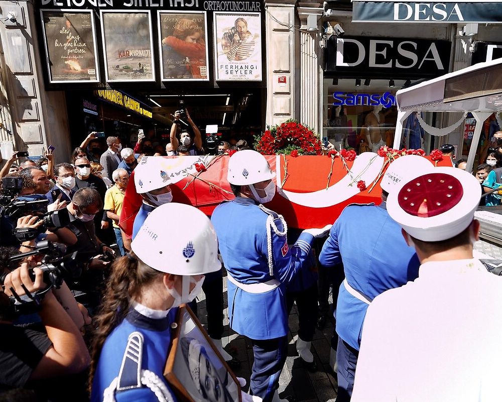 Büyük saygısızlık! Ferhan Şensoy'un cenaze törenindeki çirkin saldırıda flaş gelişme! Kendilerini böyle savundular... 17