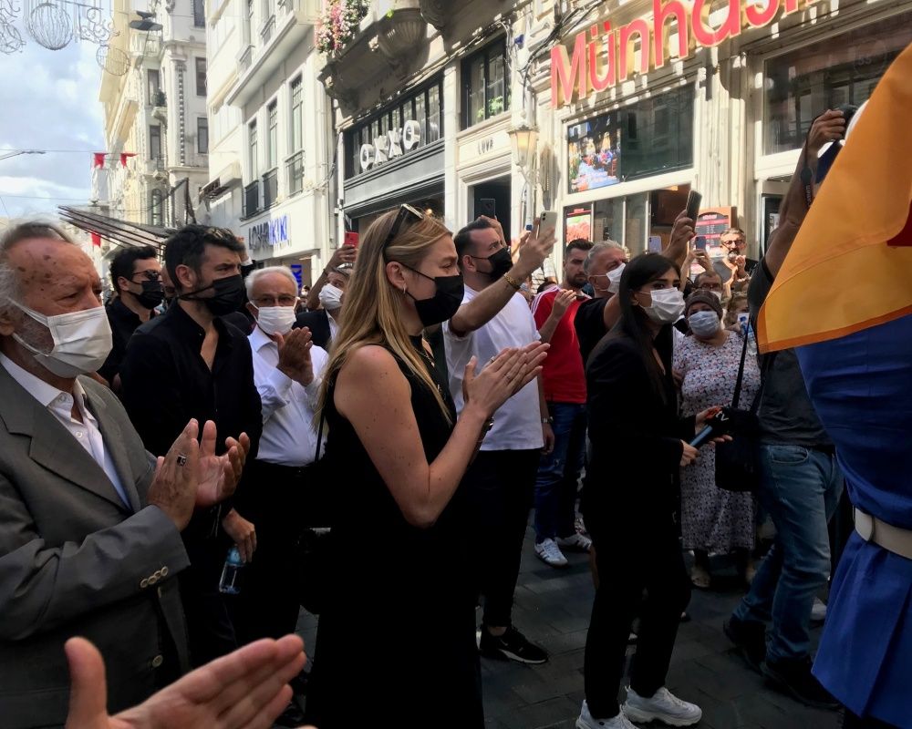 Büyük saygısızlık! Ferhan Şensoy'un cenaze törenindeki çirkin saldırıda flaş gelişme! Kendilerini böyle savundular... 39