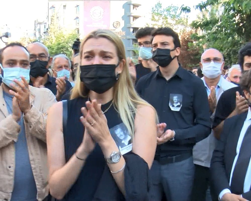 Büyük saygısızlık! Ferhan Şensoy'un cenaze törenindeki çirkin saldırıda flaş gelişme! Kendilerini böyle savundular... 47