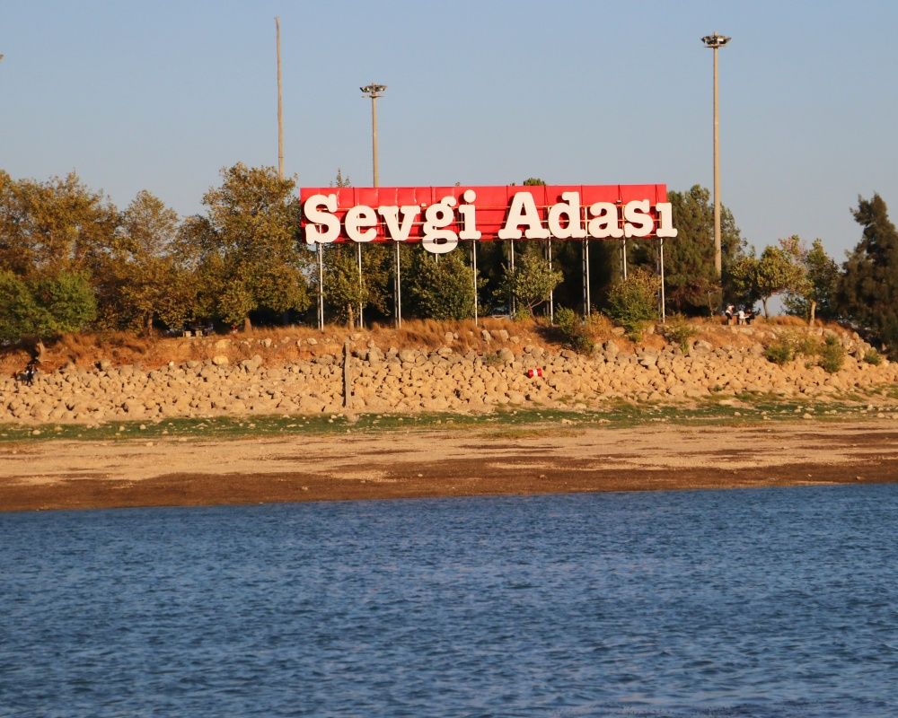 Seyhan Baraj Gölü`nde sular çekildi, adaya yürüyerek gittiler 7