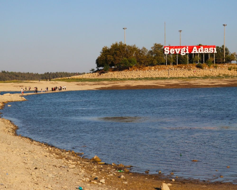 Seyhan Baraj Gölü`nde sular çekildi, adaya yürüyerek gittiler 14