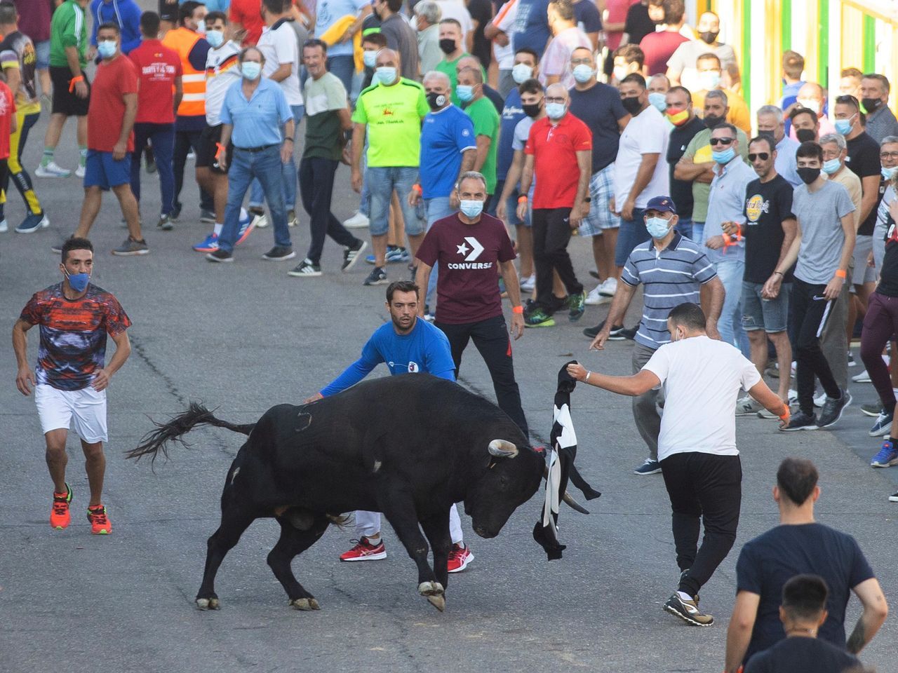 Şimdi daha da kızgınlar! Covid-19 salgında ilk boğa koşusu yapıldı 4