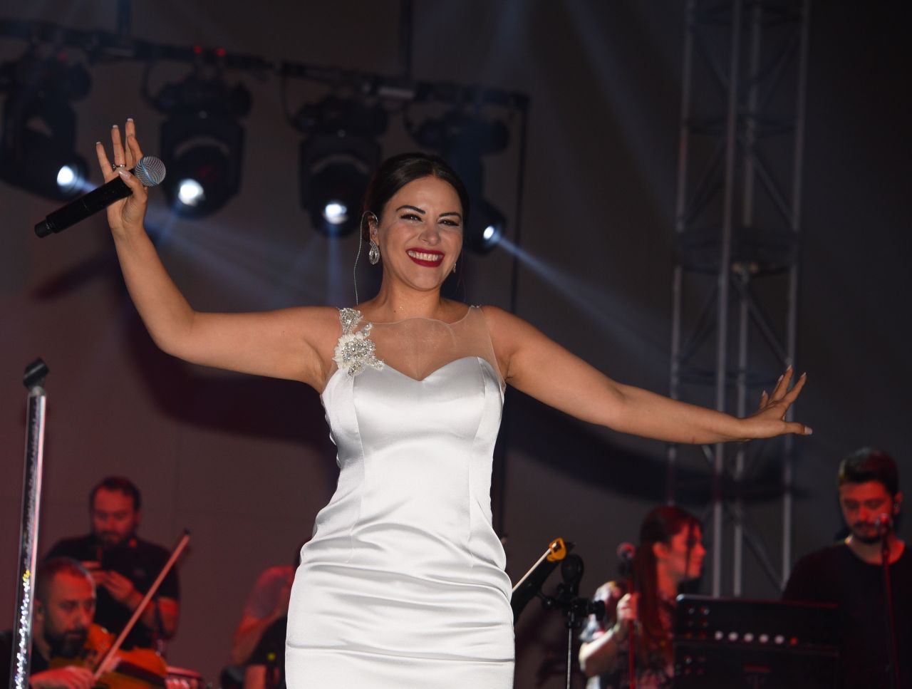 Zara vücudunu saran elbiseyi giydi! Ünlü şarkıcı sahnede kol askılarını indirdi! Dekolte böyle olur! 2