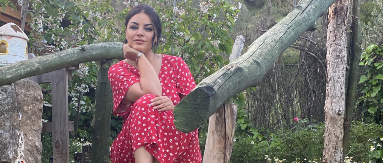 Zara vücudunu saran elbiseyi giydi! Ünlü şarkıcı sahnede kol askılarını indirdi! Dekolte böyle olur! 5