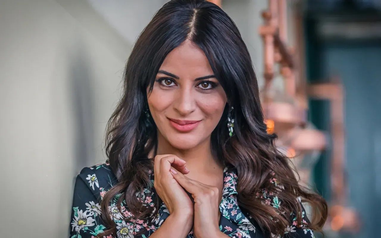 Zara vücudunu saran elbiseyi giydi! Ünlü şarkıcı sahnede kol askılarını indirdi! Dekolte böyle olur! 7