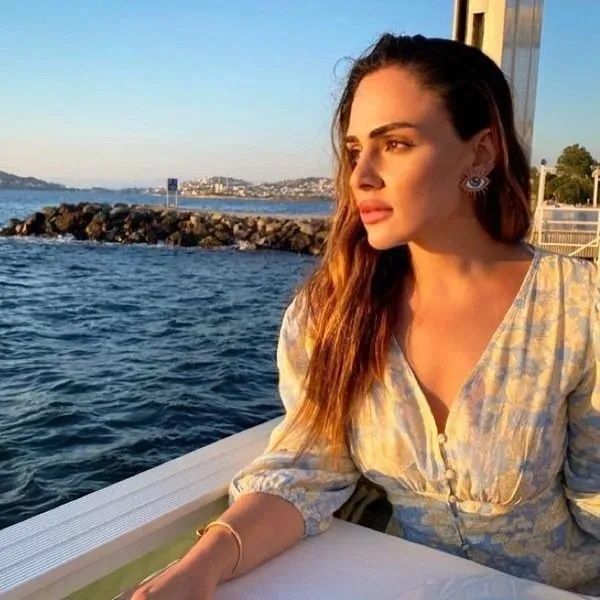 Buket Aydın'ın dekolteli pozları meğer estetikliymiş! Sunucunun eski halini görmelisiniz! 11