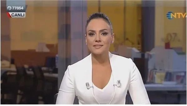 Buket Aydın'ın dekolteli pozları meğer estetikliymiş! Sunucunun eski halini görmelisiniz! 17