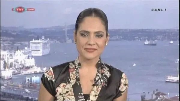 Buket Aydın'ın dekolteli pozları meğer estetikliymiş! Sunucunun eski halini görmelisiniz! 19