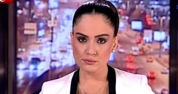 Buket Aydın'ın dekolteli pozları meğer estetikliymiş! Sunucunun eski halini görmelisiniz! 23