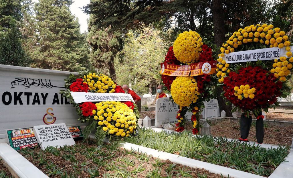 Efsane golcü "Taçsız Kral" Metin Oktay, kabri başında anıldı 6