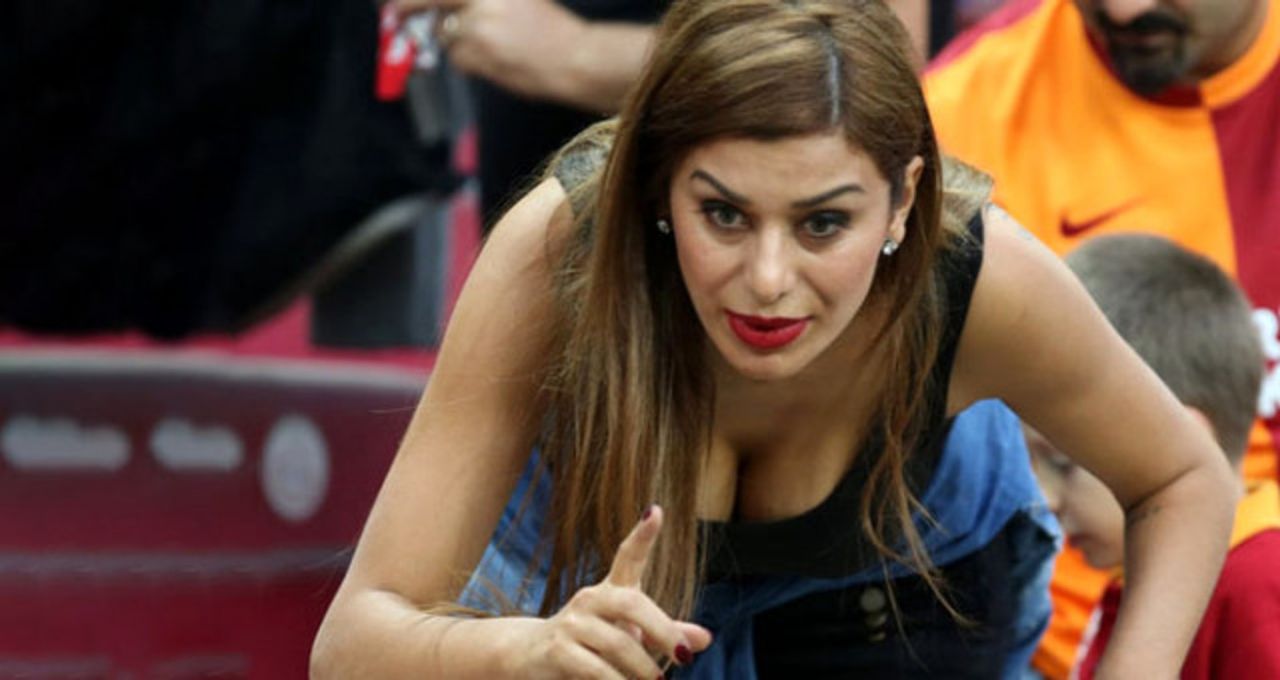 Ebru Şancı pozlarıyla büyüledi! GS'li yenge manken Ebru Şancı göğüs dekoltesiyle yıktı geçti! 1
