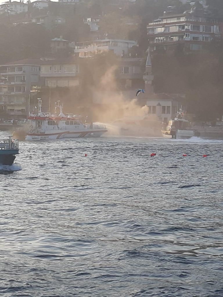 Bebek Sahili'nde yangın paniği! Lüks tekne alev aldı 3