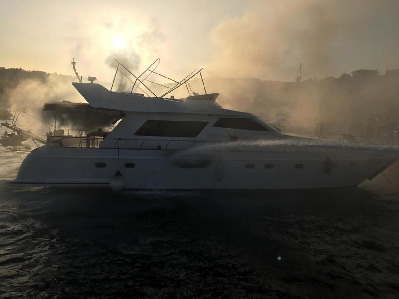 Bebek Sahili'nde yangın paniği! Lüks tekne alev aldı 4