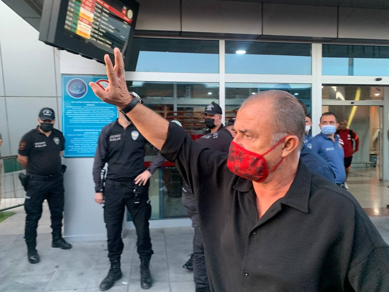 Kayseri'de Fatih Terim'in elini öpen taraftar: "Hocam sakın takımı bırakmayın" 6