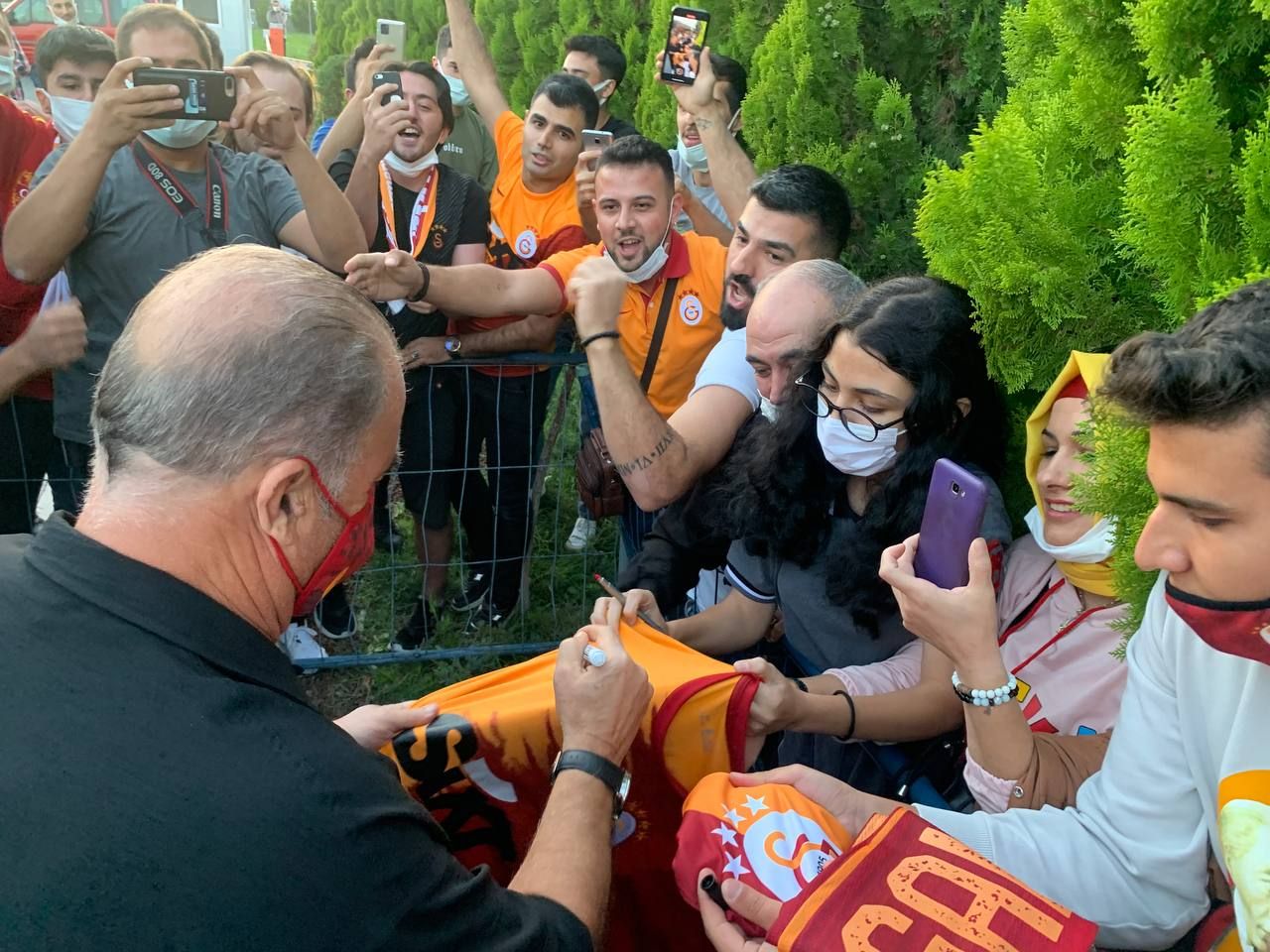 Kayseri'de Fatih Terim'in elini öpen taraftar: "Hocam sakın takımı bırakmayın" 5