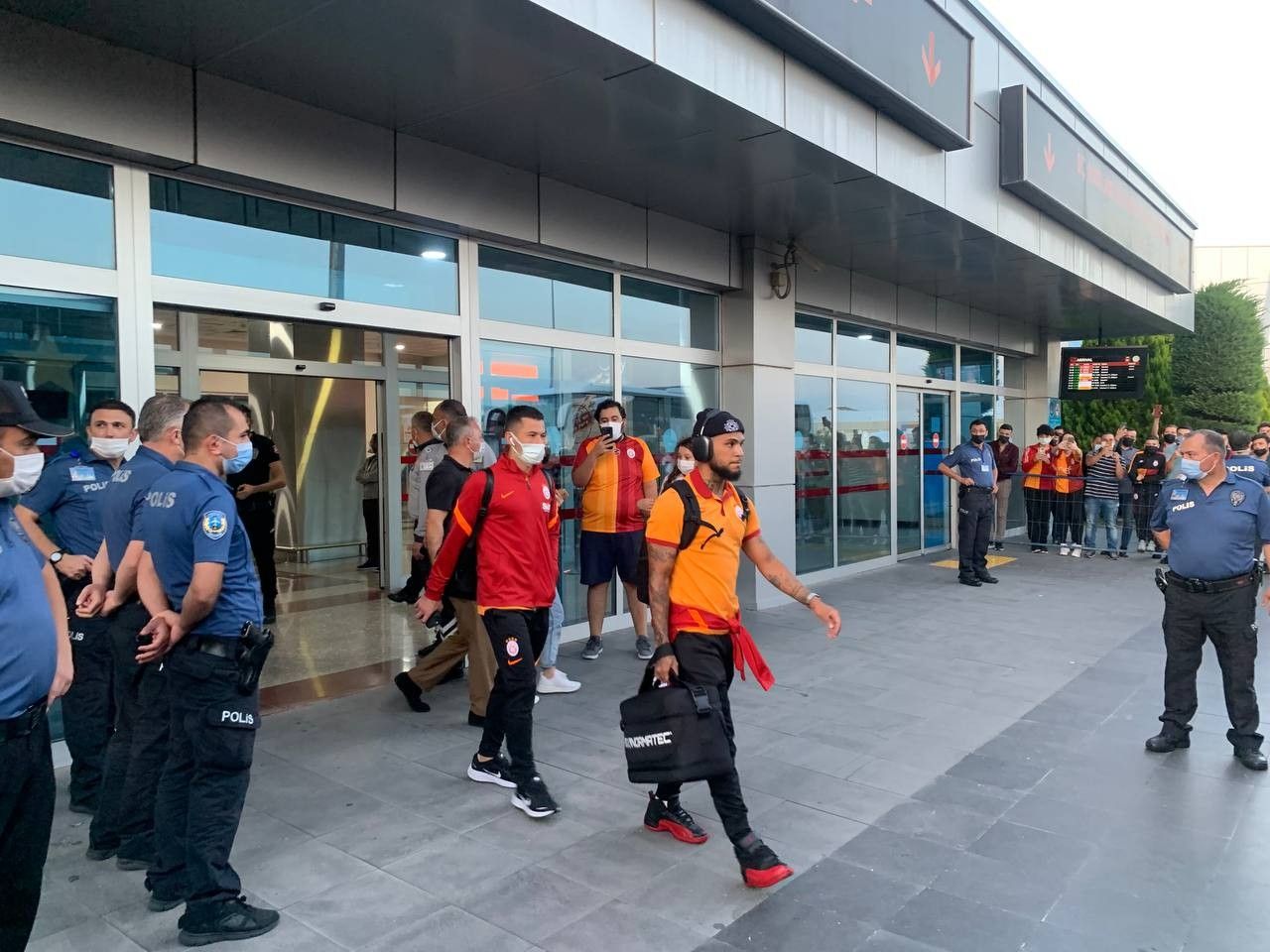 Kayseri'de Fatih Terim'in elini öpen taraftar: "Hocam sakın takımı bırakmayın" 3
