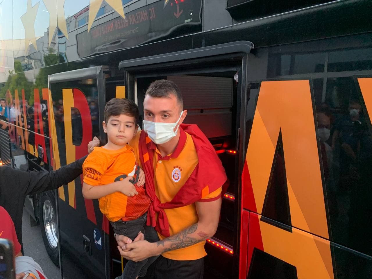 Kayseri'de Fatih Terim'in elini öpen taraftar: "Hocam sakın takımı bırakmayın" 4