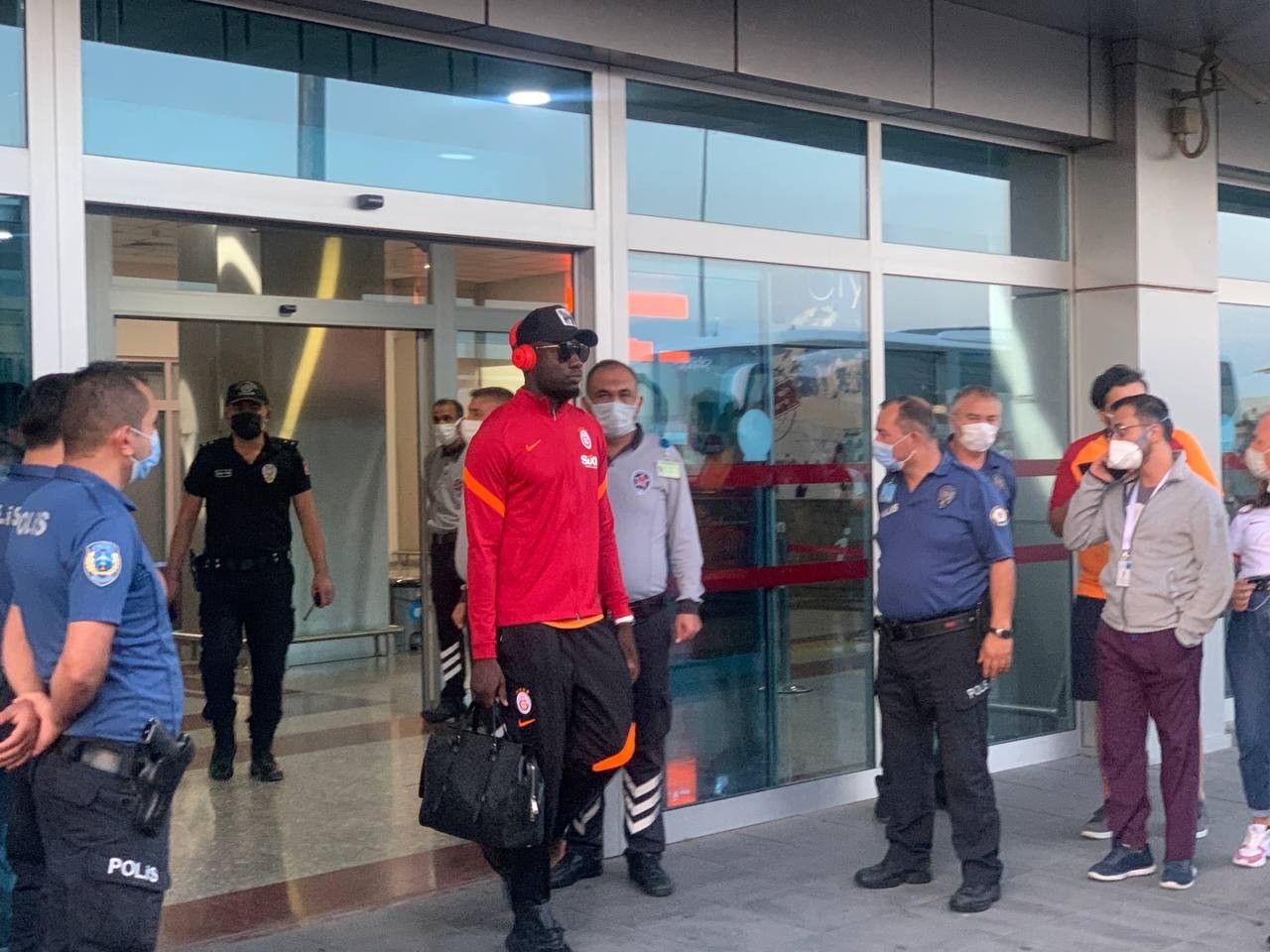 Kayseri'de Fatih Terim'in elini öpen taraftar: "Hocam sakın takımı bırakmayın" 2