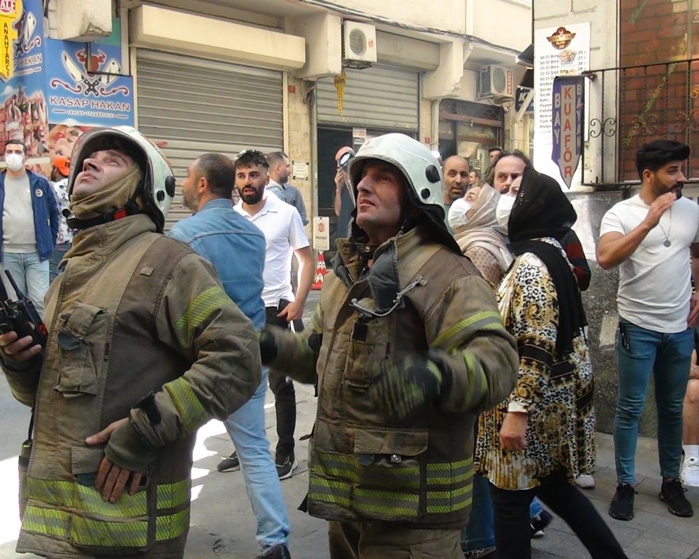 Beyoğlu İstiklal Caddesi'nde yangın paniği 1