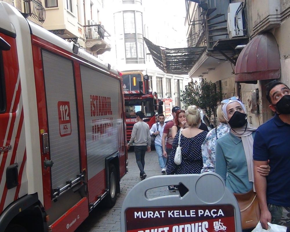 Beyoğlu İstiklal Caddesi'nde yangın paniği 3