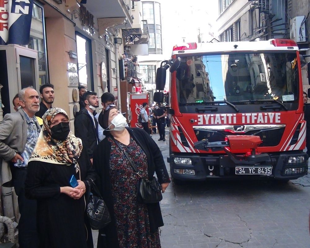 Beyoğlu İstiklal Caddesi'nde yangın paniği 5