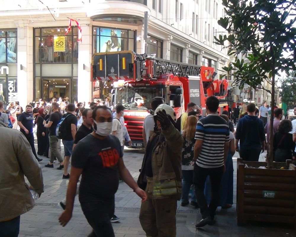 Beyoğlu İstiklal Caddesi'nde yangın paniği 6
