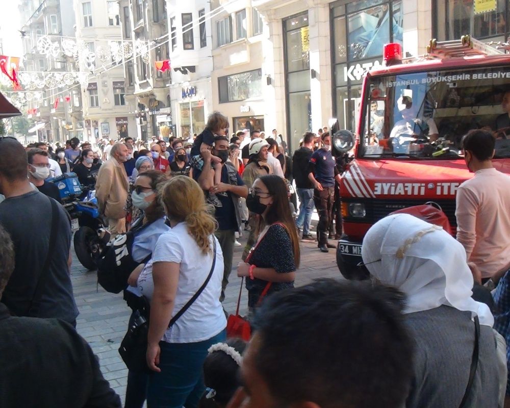 Beyoğlu İstiklal Caddesi'nde yangın paniği 7