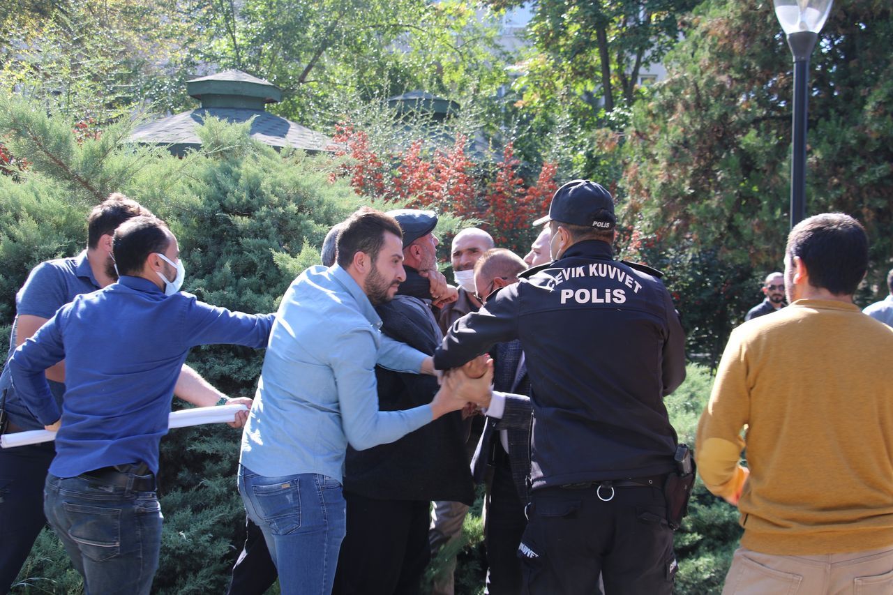 Aşı karşıtları mitinginde HES kodu arbedesi 1
