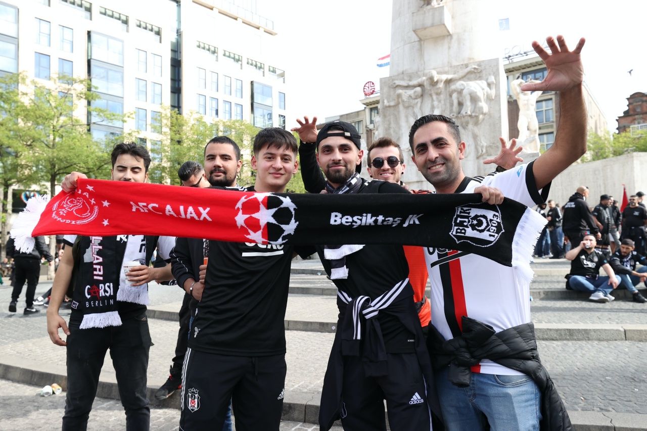 Beşiktaş taraftarı Ajax deplasmanında... 7